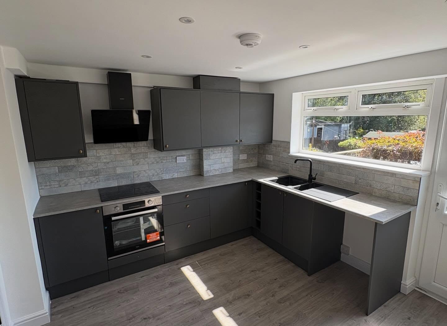 Graphite kitchen units with integrated appliances